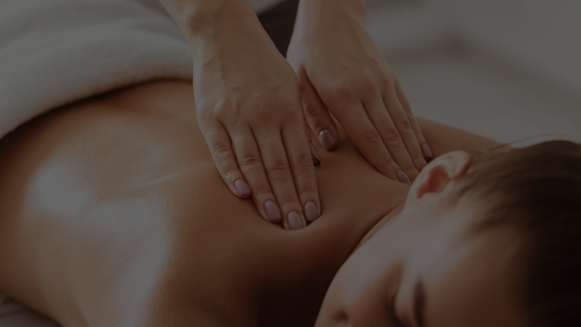 Rückenmassage mit entspannender Wirkung in angenehmer Atmosphäre